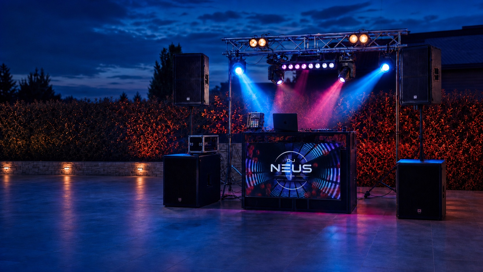 NEUS postava s truss konstrukcijom, scenskom rasvjetom i praznim DJ pultom